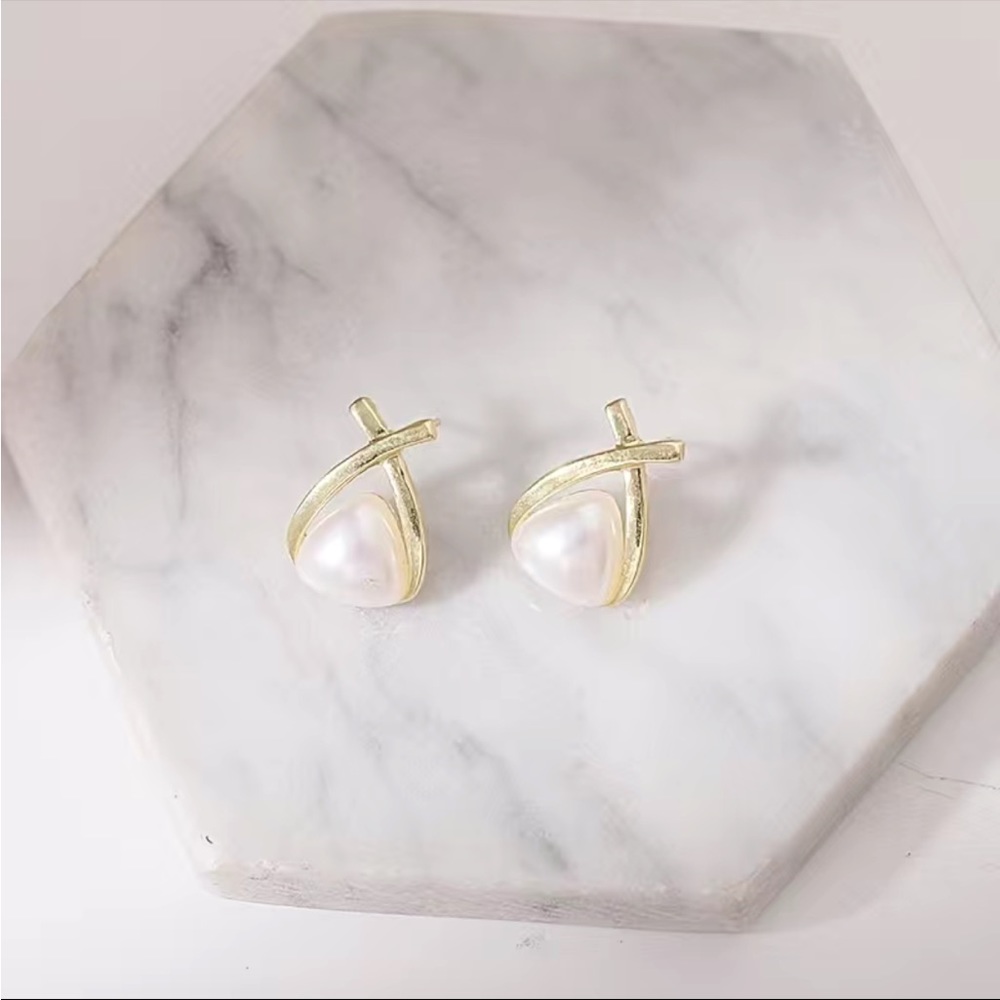 Clearance! New! Pearl Gold Bow Stud Earrings - Picture 3 of 7
